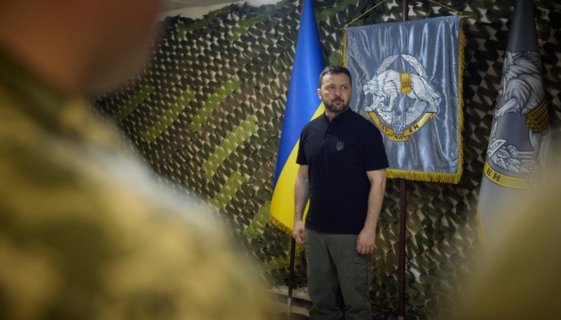 Zelensky visits frontline command post in Kharkiv region, presents awards to SOF soldiers