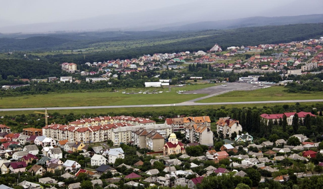 Летовище давно оточене міською забудовою. Фото wikimapia.org