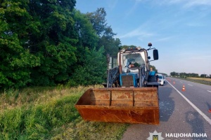 Traktor fährt in Region Kyjiw auf Handgranate