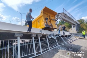 Lkw kracht in Fußgängerbrücke, Autostraße Kyjiw – Odessa gesperrt