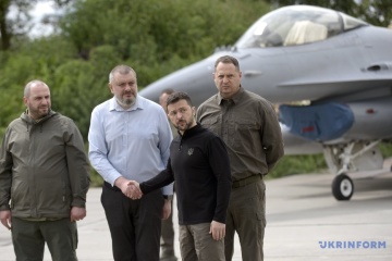 Selenskyj präsentiert F-16-Kampfjet am ukrainischen Himmel