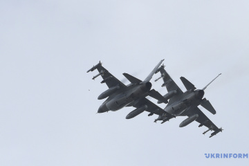 Zelensky presenta los cazas F-16 en el cielo de Ucrania