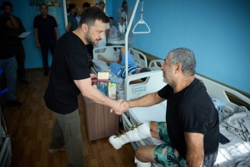 Ukrainian president visits wounded soldiers in Kropyvnytskyi