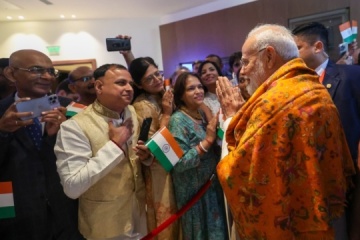 Modi meets with Indian community in Kyiv