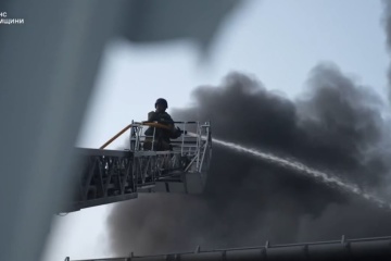 У Сумах після авіаудару гасять пожежу на підприємстві, людям радять зачинити вікна