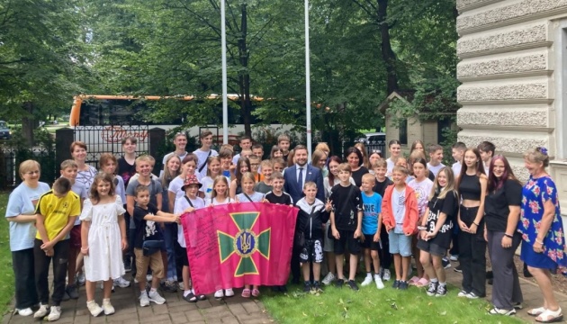 Ambassador meets with Ukrainian children who arrived at summer camp in Latvia 