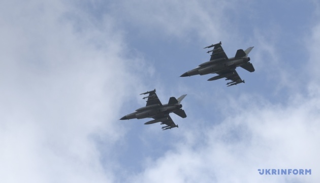 Zelensky presents F-16 fighter jets in Ukrainian skies