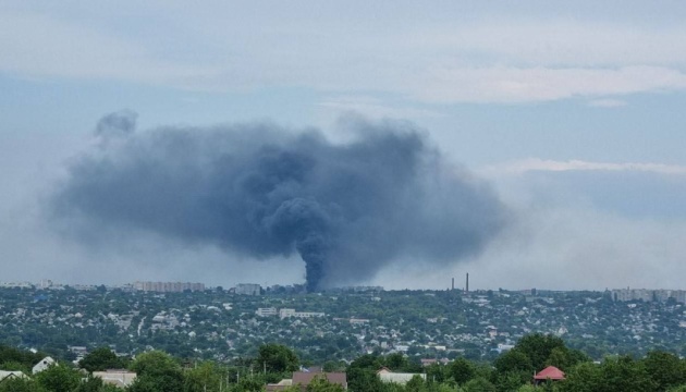 На Луганщині горять майданчики машинобудівного заводу, де загарбники зберігали техніку