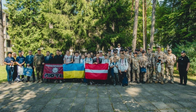 У Латвії відкрили табір для дітей військовослужбовців штурмової бригади «Лють»