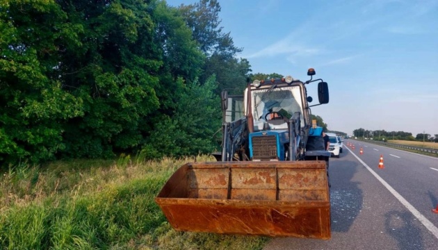 Traktor fährt in Region Kyjiw auf Handgranate