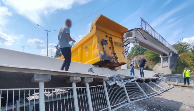 Lkw kracht in Fußgängerbrücke, Autostraße Kyjiw – Odessa gesperrt