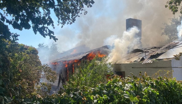 Нікопольський район увесь день під ворожими обстрілами: двоє поранених, пошкоджені будинки