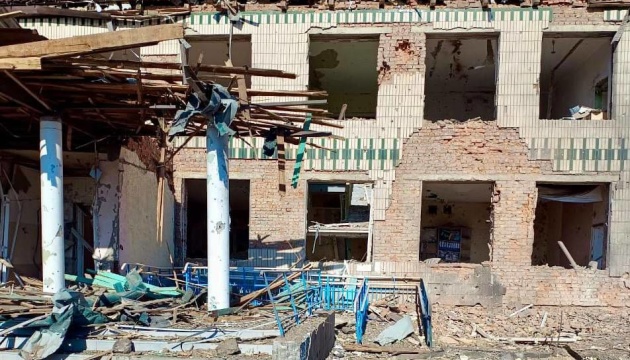 Russian airstrike damages 17 houses, school and library in Sumy region’s village