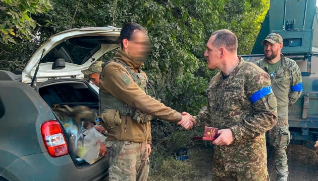 El comandante de la Guardia Nacional visita a los soldados que realizan misiones de combate en zonas importantes