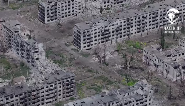 La Garde nationale de l’Ukraine diffuse une vidéo montrant la ville de Tchassiv Yar détruite par des bombardements russes 