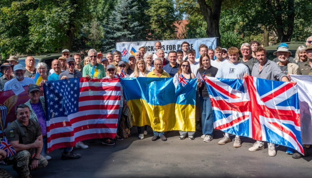 Британські фермери привезли на Львівщину українським захисникам ще партію позашляховиків