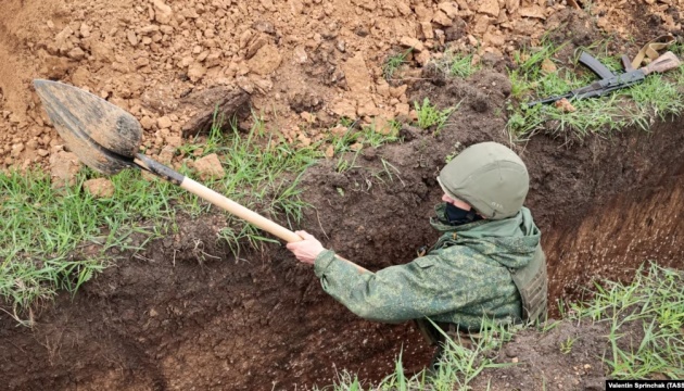 Російські війська риють окопи в Курській області