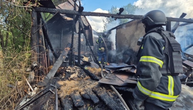 На Харківщині росіяни повторно вдарили по місцю гасіння пожежі, яка виникла через обстріли