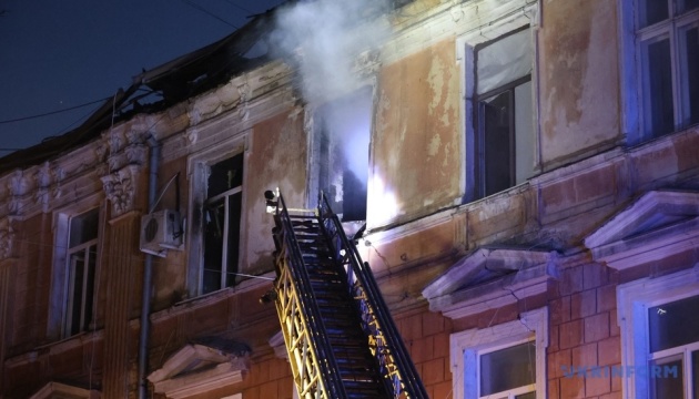 Під час ракетного удару в Одесі загорівся житловий будинок, у ДСНС кажуть про збіг