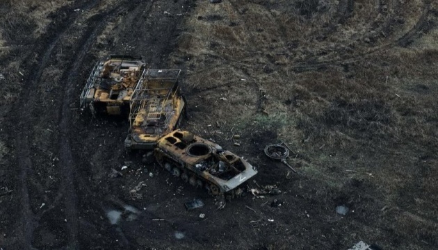 Ukrainian paratroopers demonstrate destruction of Russian armoured vehicle convoy in Donetsk sector