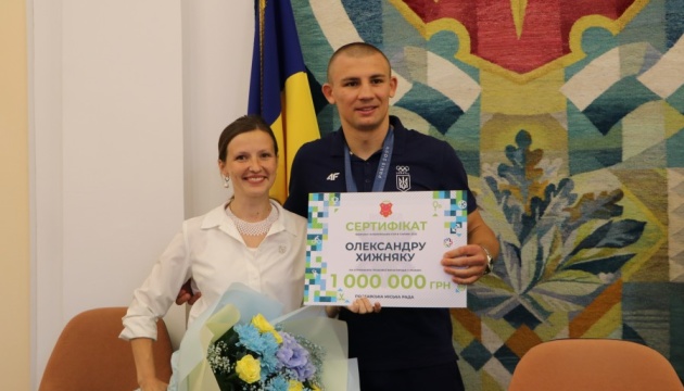 Олімпійському чемпіону Хижняку в Полтаві вручили сертифікат на ₴1 мільйон