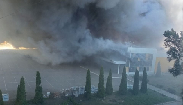 Shopping mall burns down in Donetsk