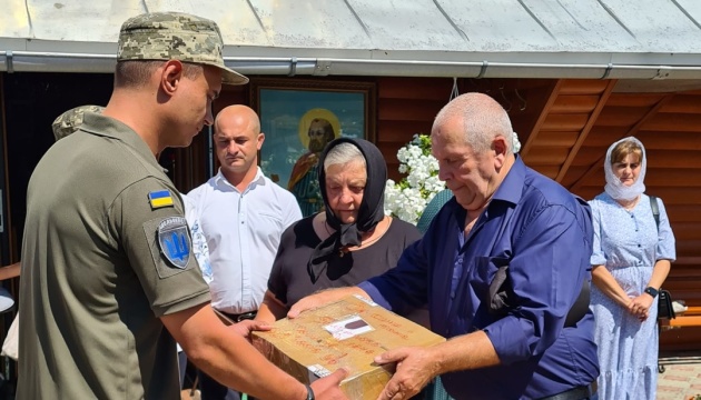 На Прикарпатті батьки полеглого воїна придбали дрони для військових