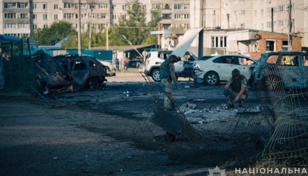 Ракетний удар по Сумах: двоє поранених, згоріли 10 цивільних авто