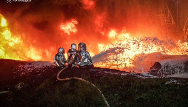 На Тернопільщині відстежують якість повітря і води через пожежу після обстрілу