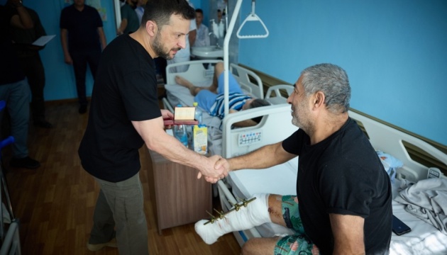 Ukrainian president visits wounded soldiers in Kropyvnytskyi