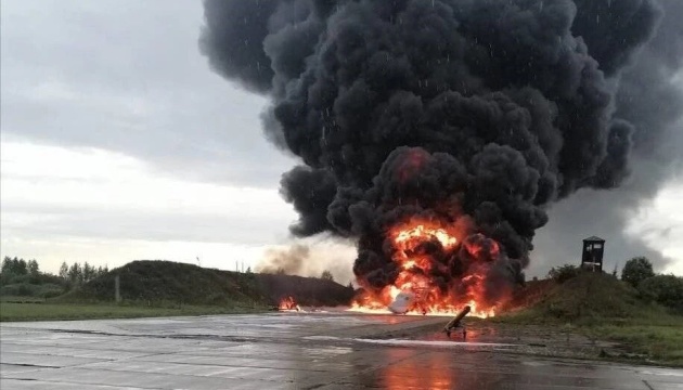 Drohnenangriff auf russischen Militärflugplatz „Sawaslejka“: Militärgeheimdienst HUR meldet Zerstörung von drei und Beschädigung von fünf Kampfflugzeugen