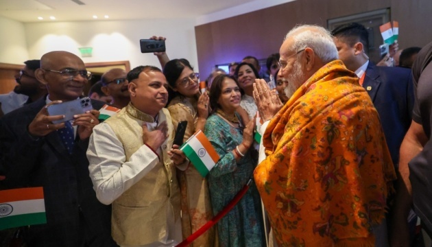 Modi meets with Indian community in Kyiv