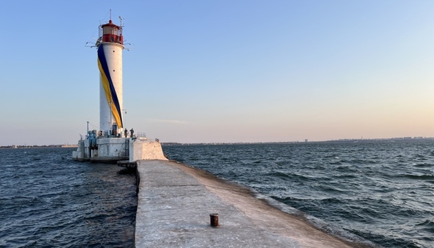 Військові моряки на сході сонця підняли прапор України в Одеському порту