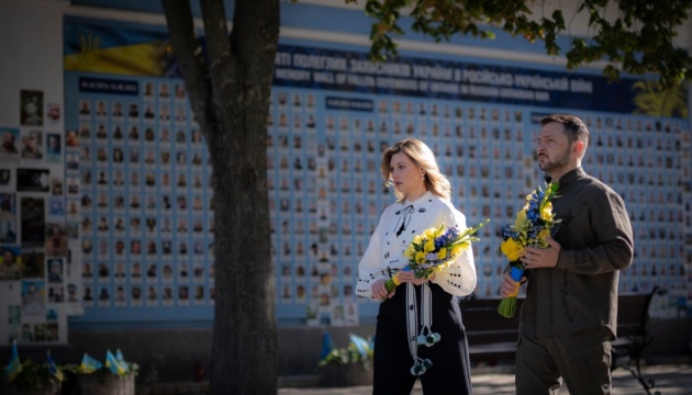 Presidential couple lays flowers at Wall of Remembrance in Kyiv