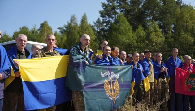 В Україну з російського полону повернули 115 воїнів 