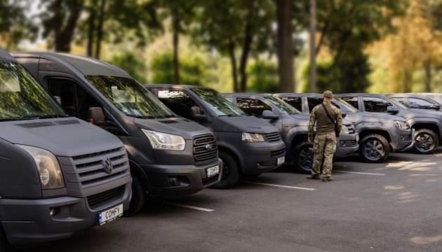 На Дніпропетровщині підприємці придбали для військових 10 автівок