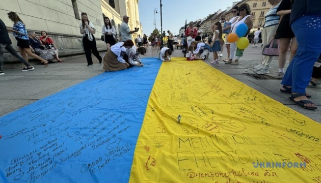 У Варшаві на День Незалежності України дякували Польщі за допомогу і збирали гроші на ЗСУ