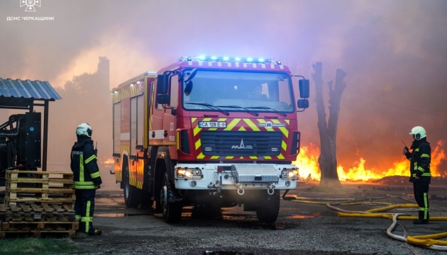 Tscherkasy: Brand nach russischer Attacke gelöscht