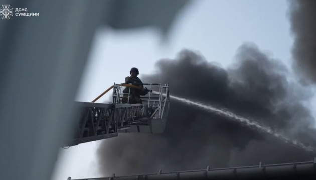 У Сумах після авіаудару гасять пожежу на підприємстві, людям радять зачинити вікна