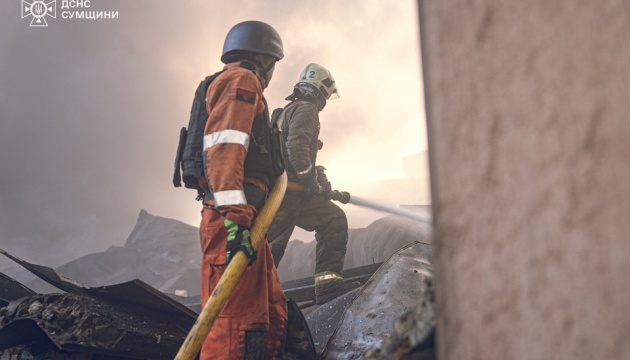 Пожежу на підприємстві у Сумах локалізували: двоє загиблих, 13 постраждалих