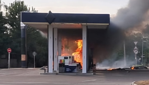 Gasolineras y viviendas particulares dañadas