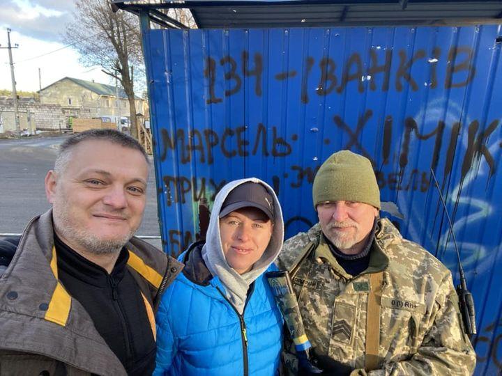 Петро Примаченко (праворуч) з перших днів повномасштабної війни захищає Україну. 2022 рік.