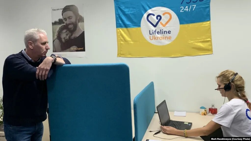 «гаряча лінія» Lifeline Ukraine починала працювати як проєкт для підтримки ветеранів та ветеранок.