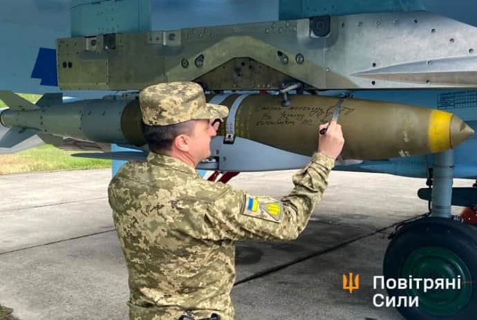 Олещук підписує JDAM на пілоні українського винищувача Су-27 