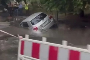 У Києві стався прорив водопроводу, під асфальт провалився автомобіль