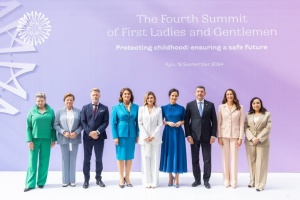 Ocho primeras damas y caballeros participan en la cumbre en Kyiv