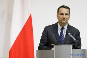 Sikorski: La OTAN puede debatir la interceptación de misiles rusos sobre Ucrania la próxima semana