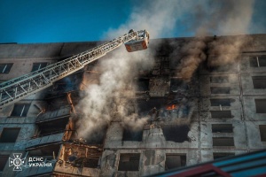 Удар по Харкову: рятувальники локалізували пожежу у багатоповерхівці