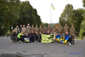 У Тернопіль завітало подружжя бігунів зі США в рамках супермарафону Don't Can't for Ukraine