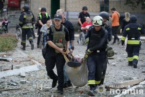 Росіяни вдарили по пансіонату для літніх людей у Сумах, є загиблий та поранені